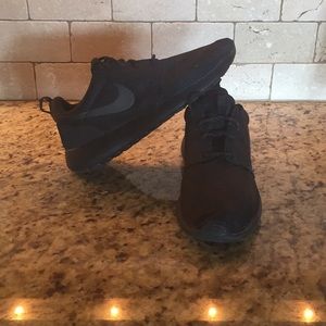 Nike solid black shoes